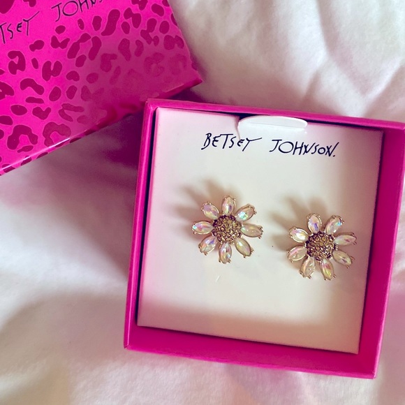 NIB Betsey Johnson Iridescent White & Gold Tone Daisy Post Earrings - Picture 2 of 4